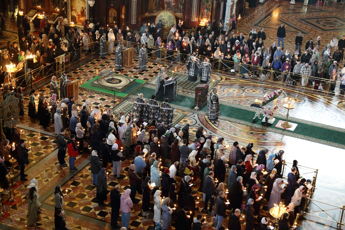 Вечером 15 марта 2026 года, в неделю 3-ю Великого поста, Крестопоклонную, в Кафедральном соборном Храме Христа Спасителя была отслужена вечерня с акафистом Страстям Христовым (Пассия 1-я), которую совершил Ключарь Храма Христа Спасителя протоиерей Михаил 