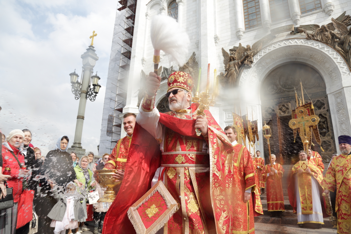 18 апреля 2026 года, в Субботу Светлой седмицы, в Кафедральном соборном Храме Христа Спасителя была отслужена Божественная литургия, которую возглавил Ключарь Храма Христа Спасителя протоиерей Михаил Рязанцев. Крестный ход. Раздача артоса.