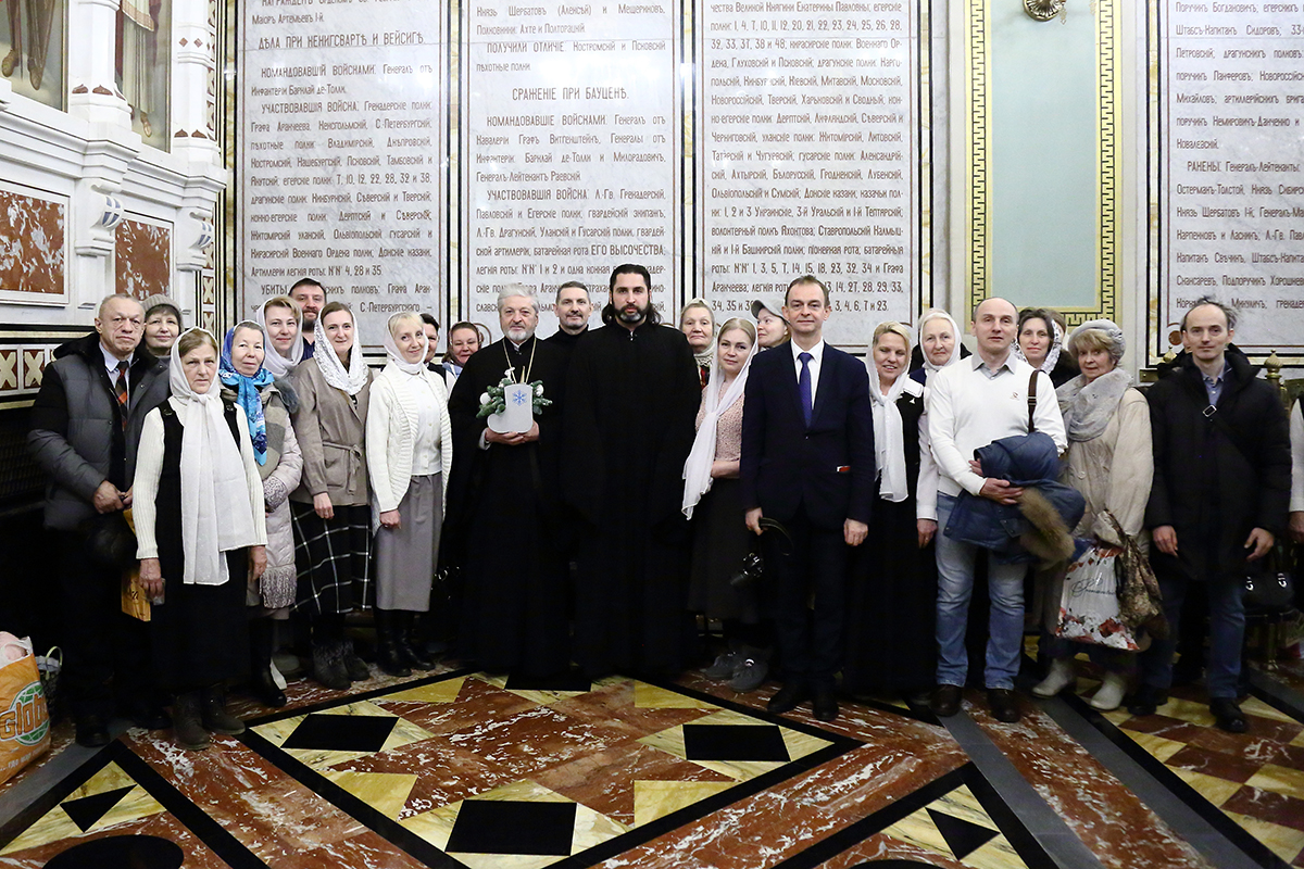 8 января 2023 года в солнечное Воскресное утро после Божественной Литургии слушатели Воскресной школы для взрослых поздравили нашего дорого батюшку протоиерея Михаила Рязанцева с престольным праздником Рождества Христова.