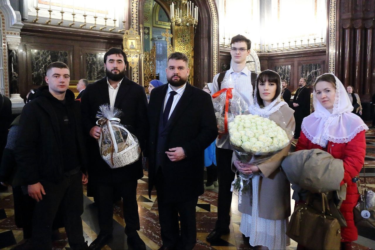 Участники молодежного объединения Храма Христа Спасителя «Соборяне» поздравили Ключаря Храма Христа Спасителя протоиерея Михаила Рязанцева с 70-летним юбилеем и днем тезоименитства.