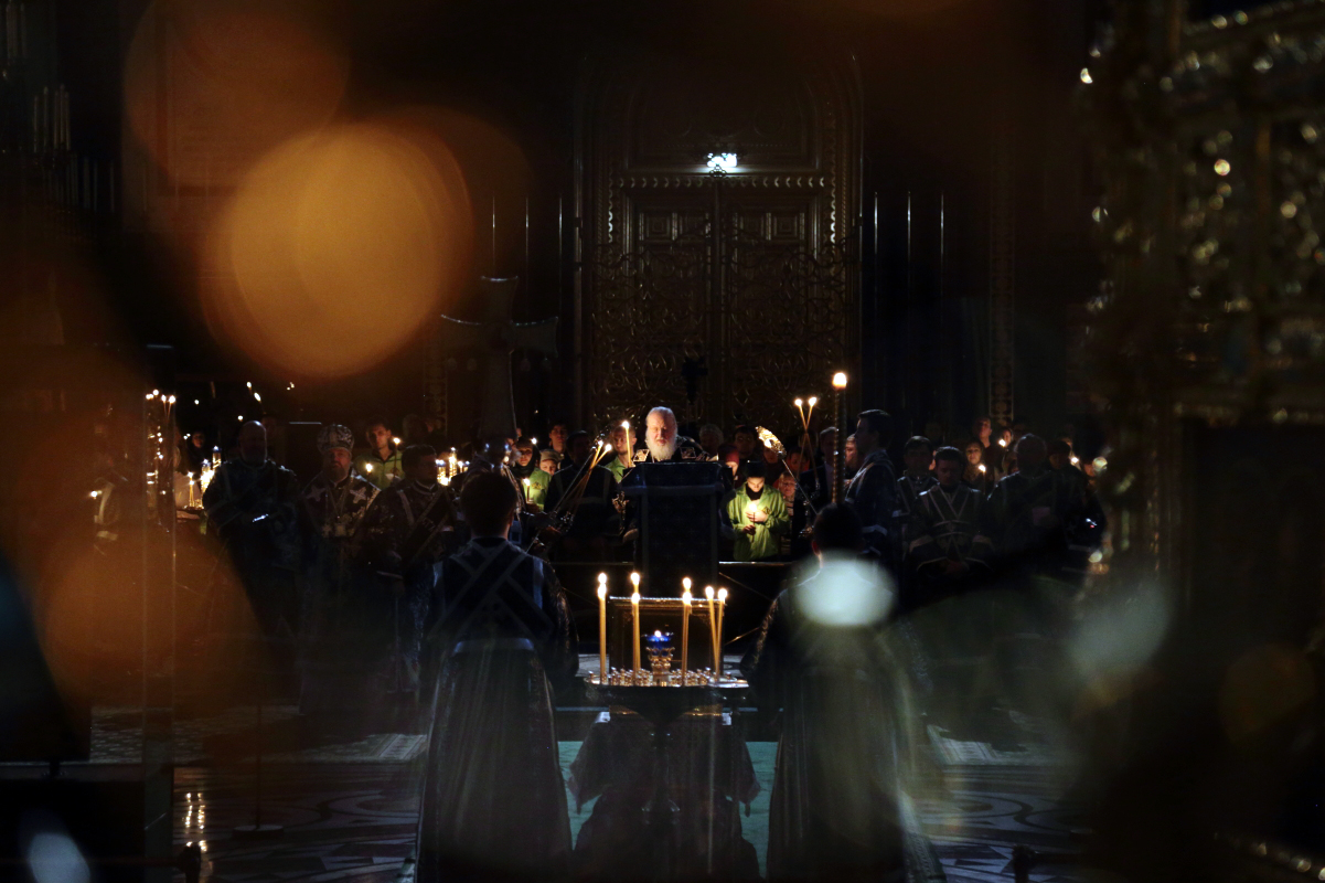 Святейший Патриарх Кирилл совершил утреню Великого Пятка с чтением двенадцати Страстных Евангелий в Храме Христа Спасителя