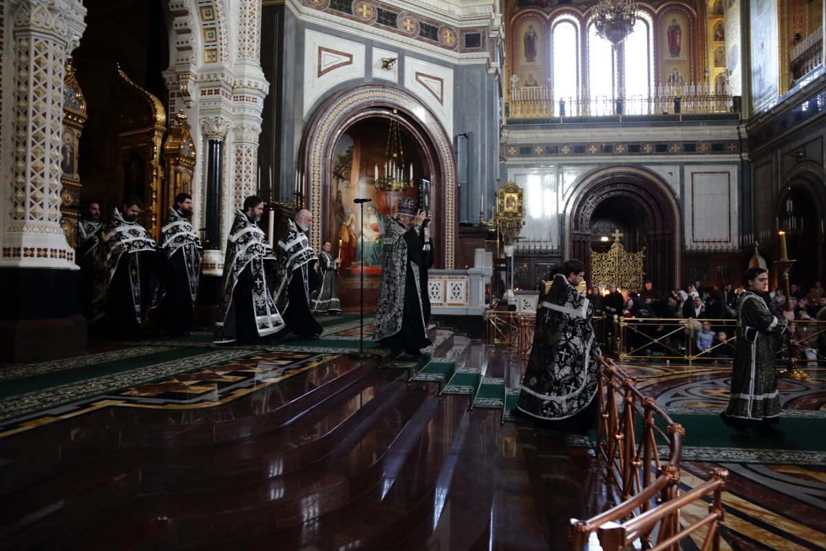 Вечером 29 марта 2026 года, в неделю 5-ю Великого поста, в Кафедральном соборном Храме Христа Спасителя была отслужена вечерня с акафистом Страстям Христовым (Пассия 3-я), которую совершил Ключарь Храма Христа Спасителя протоиерей Михаил Рязанцев.