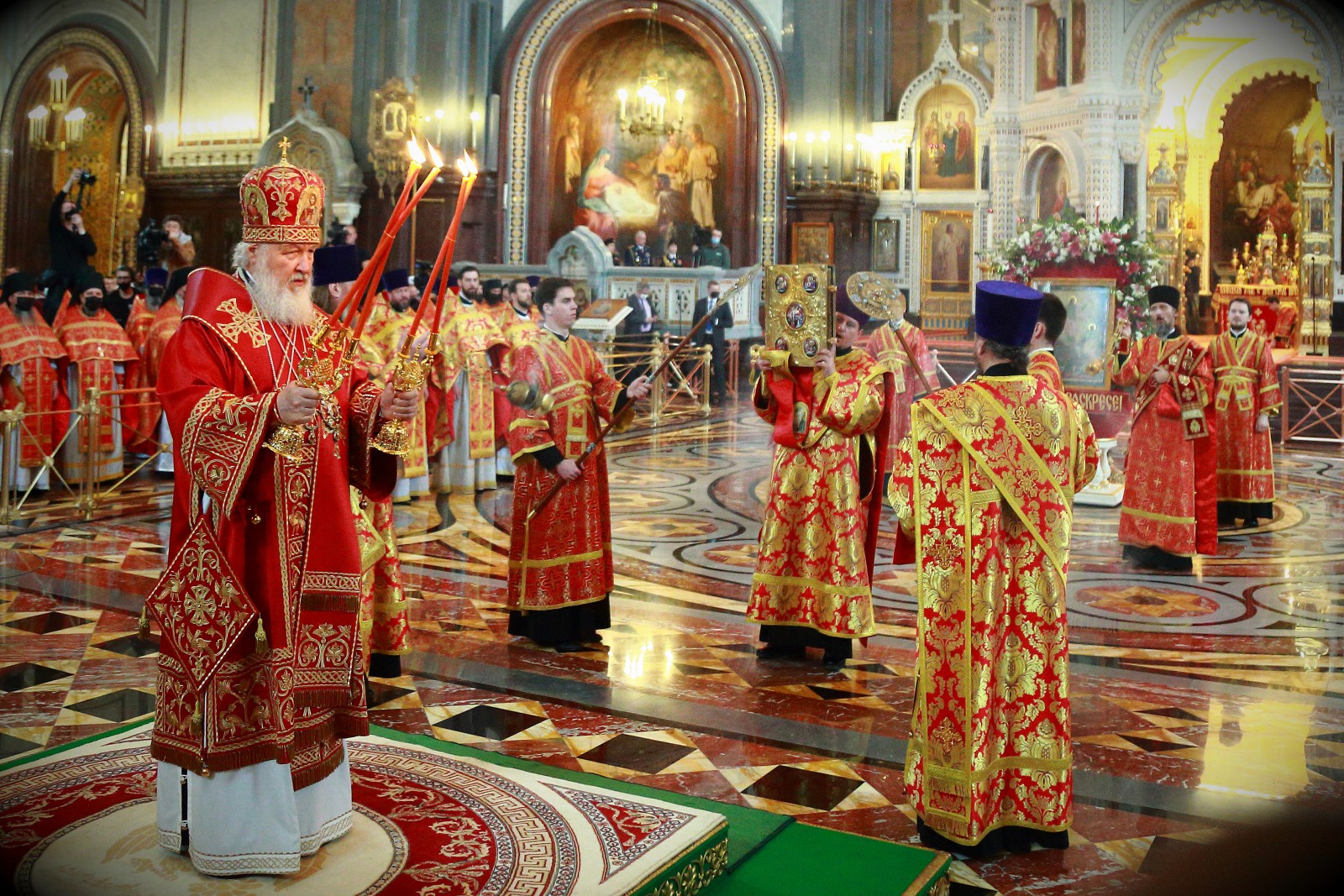 В четверг Светлой седмицы Святейший Патриарх Кирилл совершил Литургию в Храме Христа Спасителя