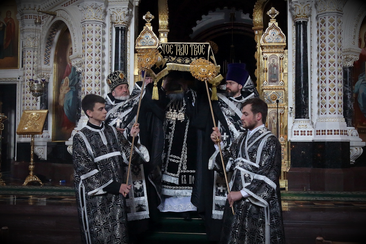 Днём 26 апреля 2019 года, в Великий Пяток, Святейший Патриарх Московский и всея Руси Кирилл совершил вечерню с выносом Плащаницы Спасителя в Кафедральном соборном Храме Христа Спасителя.