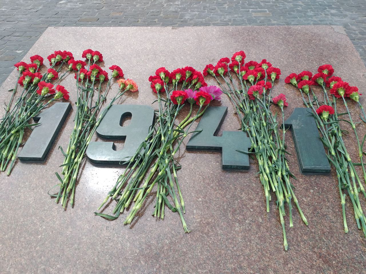 22 июня 2023 года, ученики Воскресной школы Храма Христа Спасителя возложили цветы к памятникам Великой Отечественной Войны.