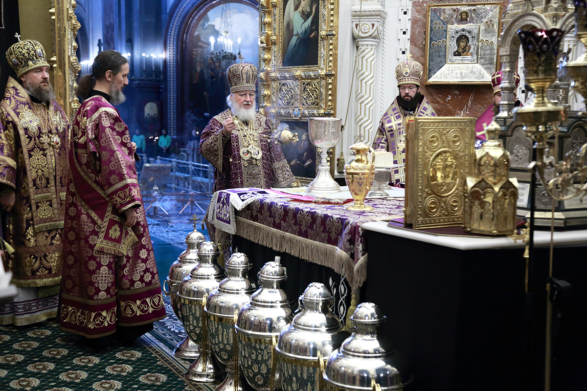 В четверг Страстной седмицы Предстоятель Русской Церкви совершил Литургию и чин освящения мира в Храме Христа Спасителя.