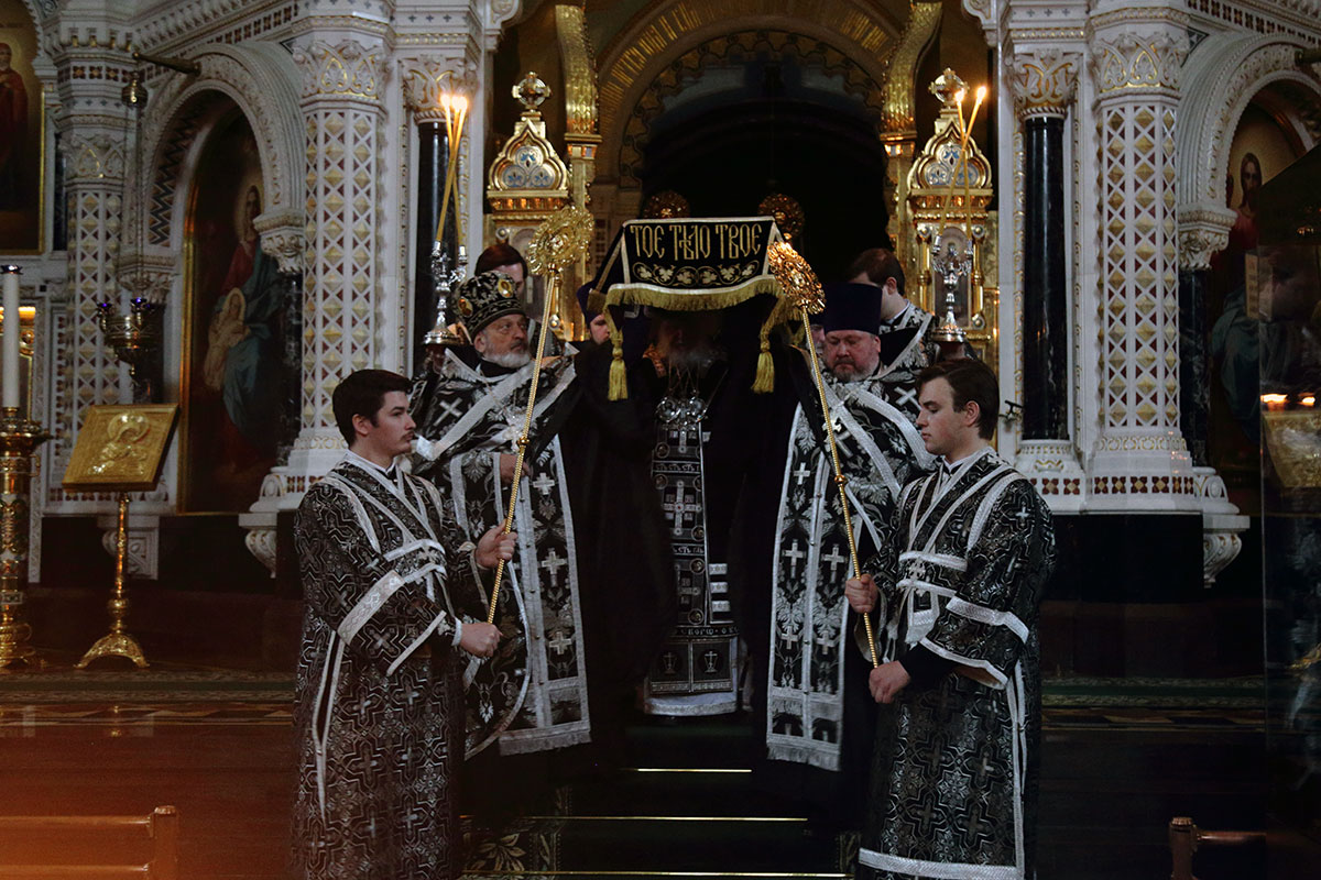 В пятницу Страстной седмицы Святейший Патриарх Кирилл совершил вечерню с выносом Плащаницы Спасителя в Храме Христа Спасителя