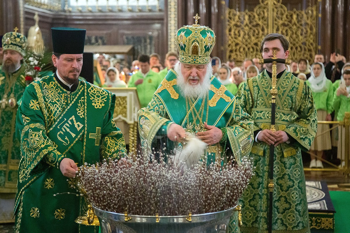 Вечером 12 апреля 2025 года, в канун Недели 6-й, ваий, праздника Входа Господня в Иерусалим, Святейший Патриарх Московский и всея Руси Кирилл совершил Всенощное бдение в Кафедральном соборном Храме Христа Спасителя.