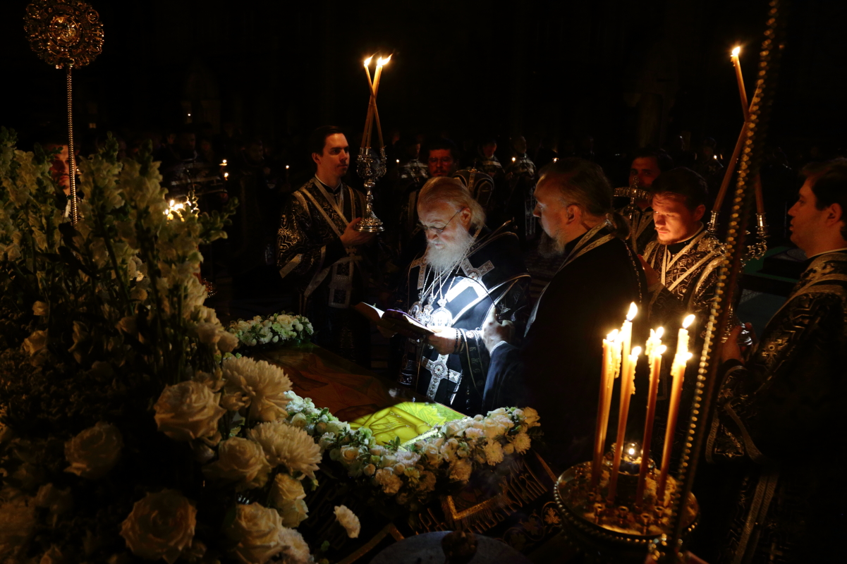 В канун Великой Субботы Святейший Патриарх Кирилл совершил утреню с чином погребения в Храме Христа Спасителя