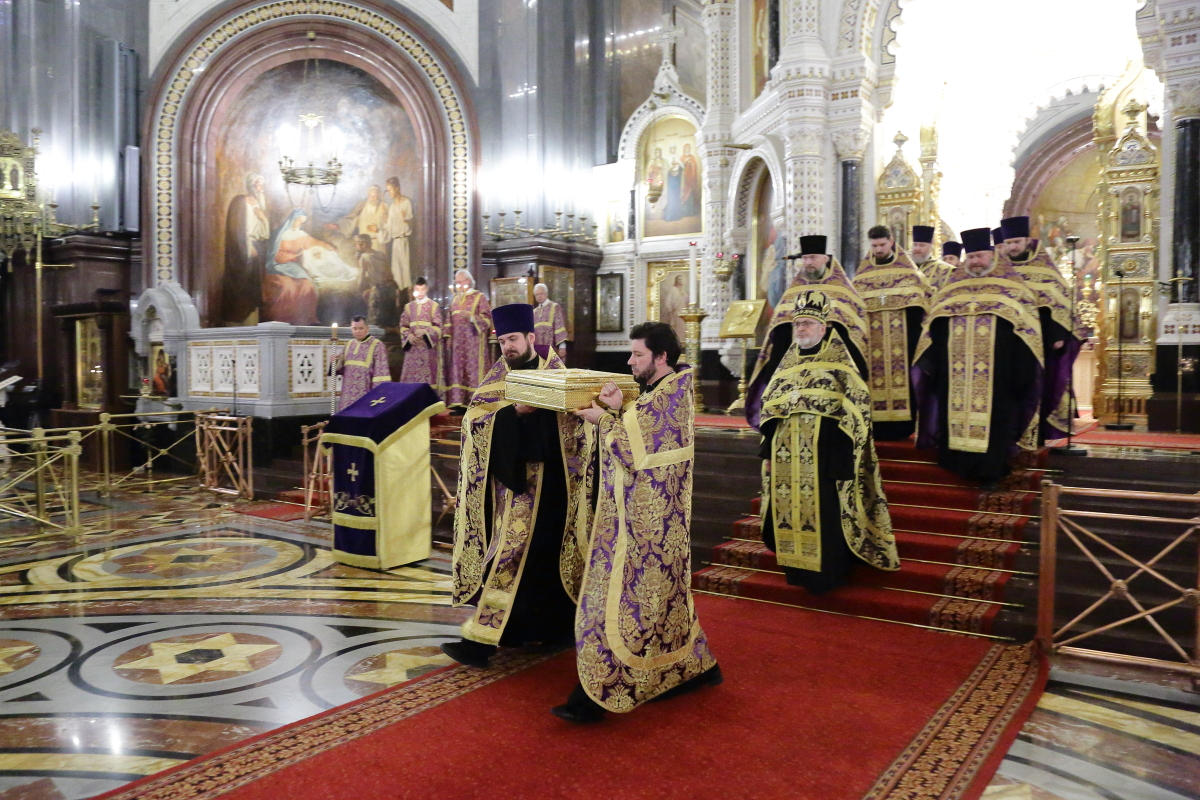 Вечером 27 сентября 2025 года, в канун Недели 16-й по Пятидесятнице, по Воздвижении, Ключарь Храма Христа Спасителя протоиерей Михаил Рязанцев возглавил Всенощное бдение в Храме Христа Спасителя. Вынос Ризы Господней и Гвоздя от Креста Господня.