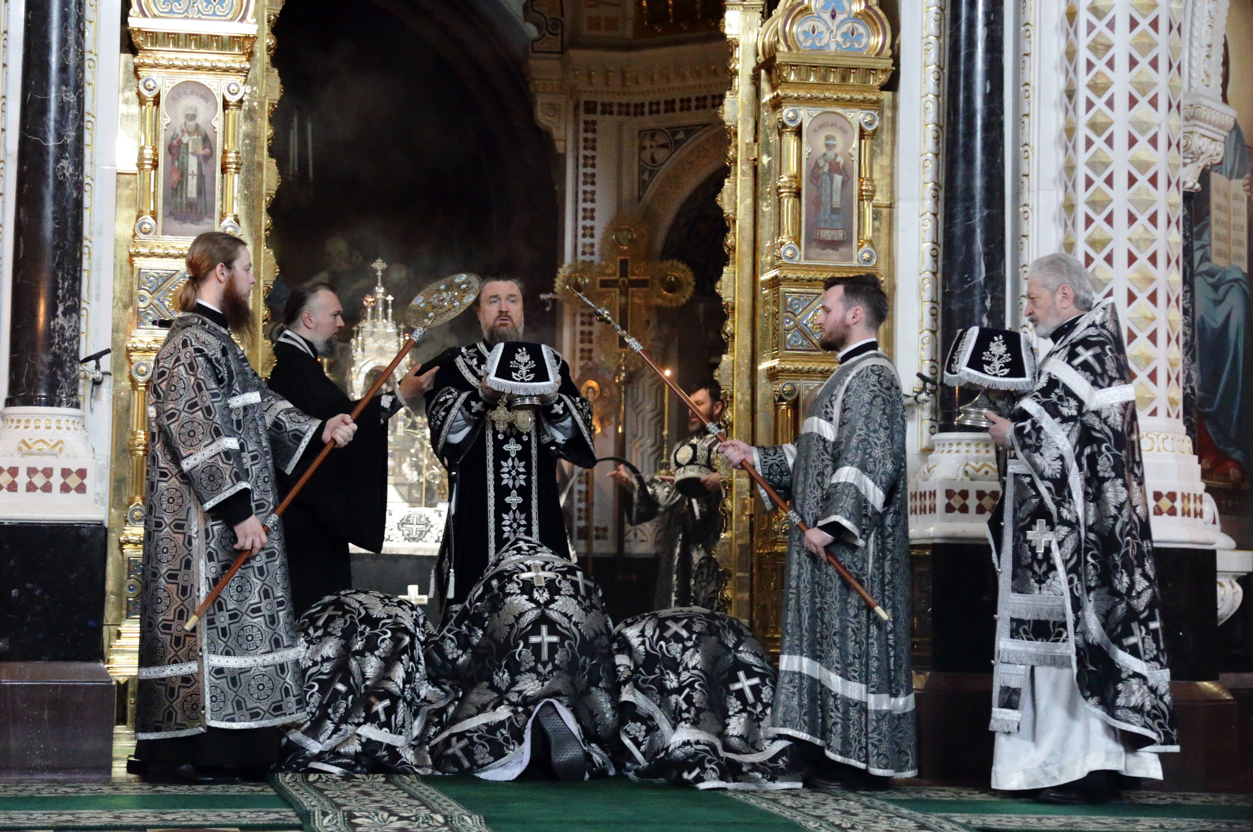 В Великий Понедельник митрополит Воскресенский Григорий совершил Литургию в Храме Христа Спасителя