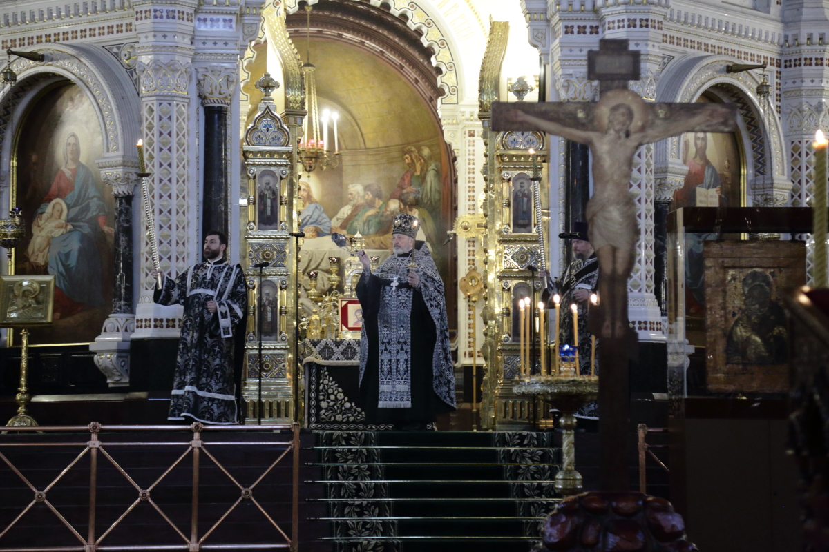 Утром 10 апреля 2026 года, в Великий Пяток, в Кафедральном соборном Храме Христа Спасителя были совершены Часы Великого Пятка, изобразительны. Богослужение совершил Ключарь Храма Христа Спасителя протоиерей Михаил Рязанцев.