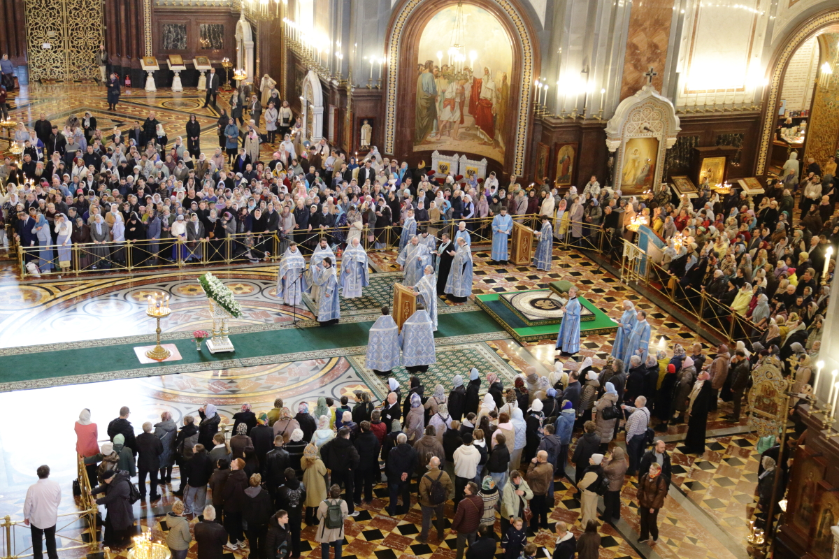 28 марта 2026 года, в субботу 5-ой седмицы Великого Поста — праздник Похвалы Божией Матери, в Храме Христа Спасителя была отслужена Божественная литургия и чин молебного пения, которые возглавил Ключарь Храма Христа Спасителя протоиерей Михаил Рязанцев.