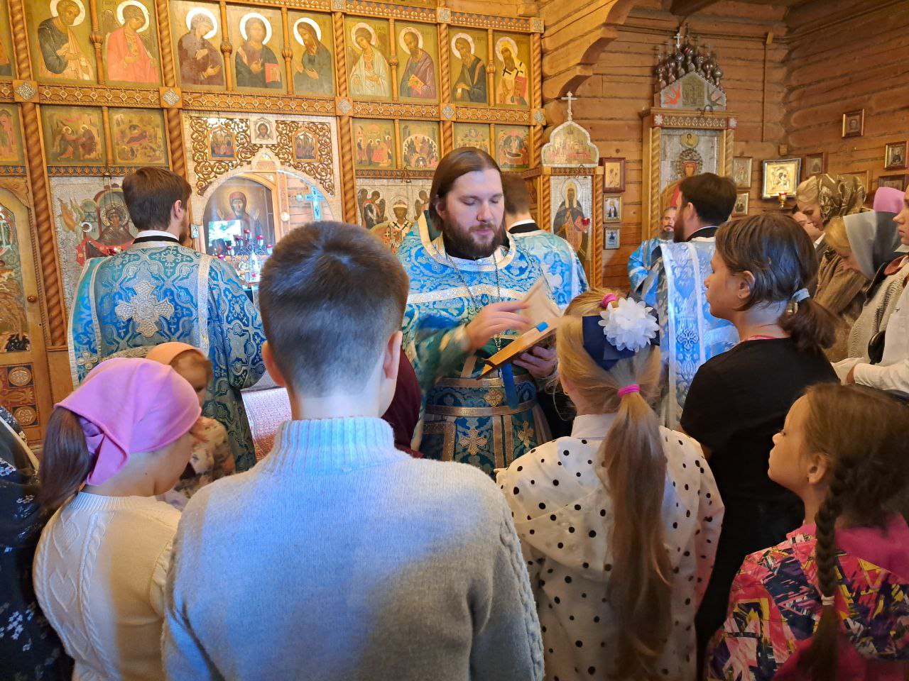31 августа 2023 года, ученики Воскресной школы Храма Христа Спасителя и их родители присутствовали и молились на Божественной литургии. После был совершен молебен на Начало нового учебного года.
