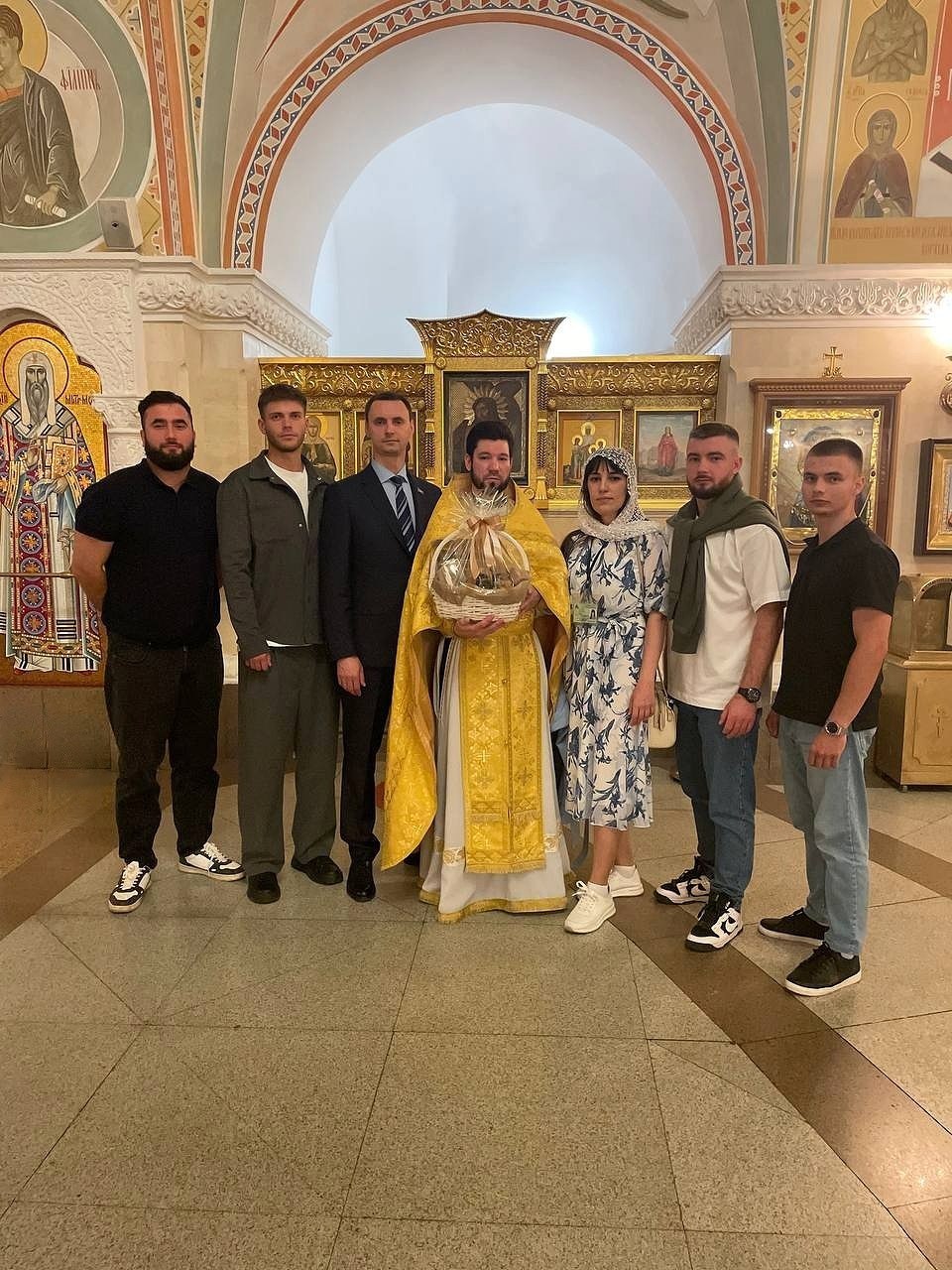 Молитва с Ключарем Храма Христа Спасителя протоиереем Михаилом Рязанцевым в праздник Изнесения Честных Древ Животворящего Креста Господня.