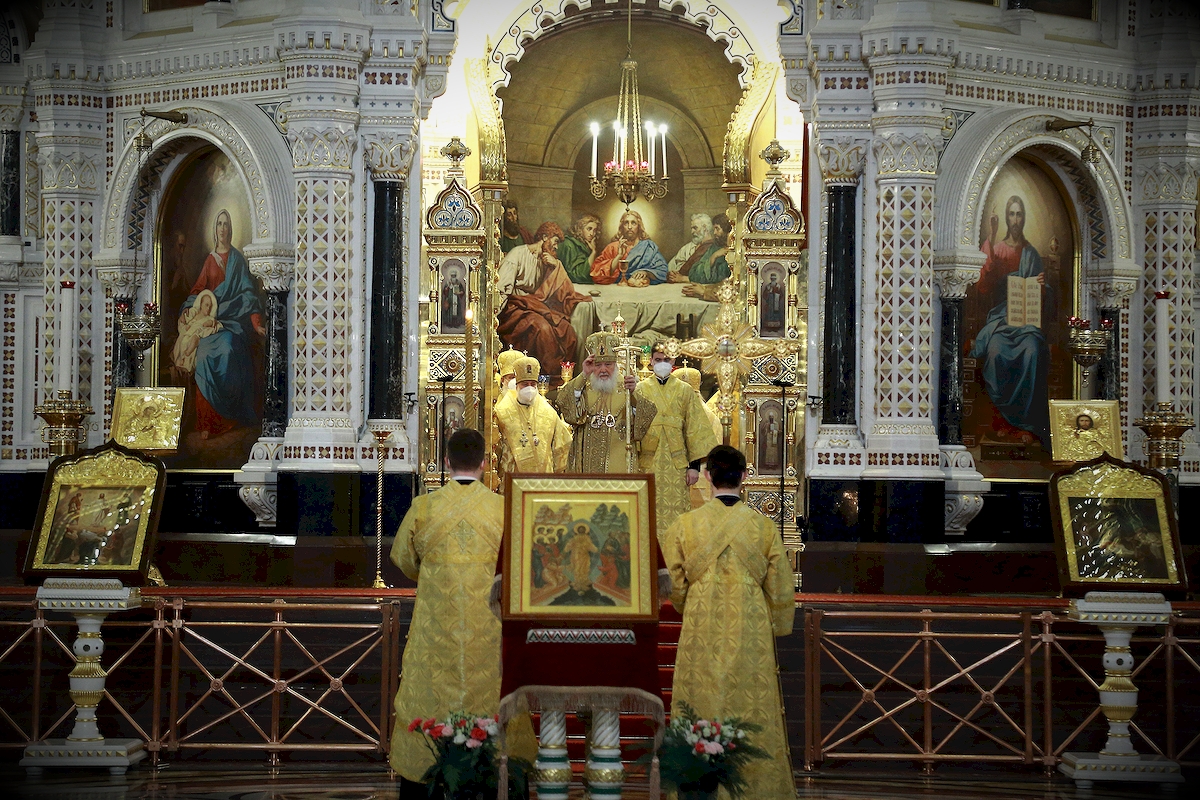 В Неделю 27-ю по Пятидесятнице Предстоятель Русской Церкви совершил Литургию в Храме Христа Спасителя.