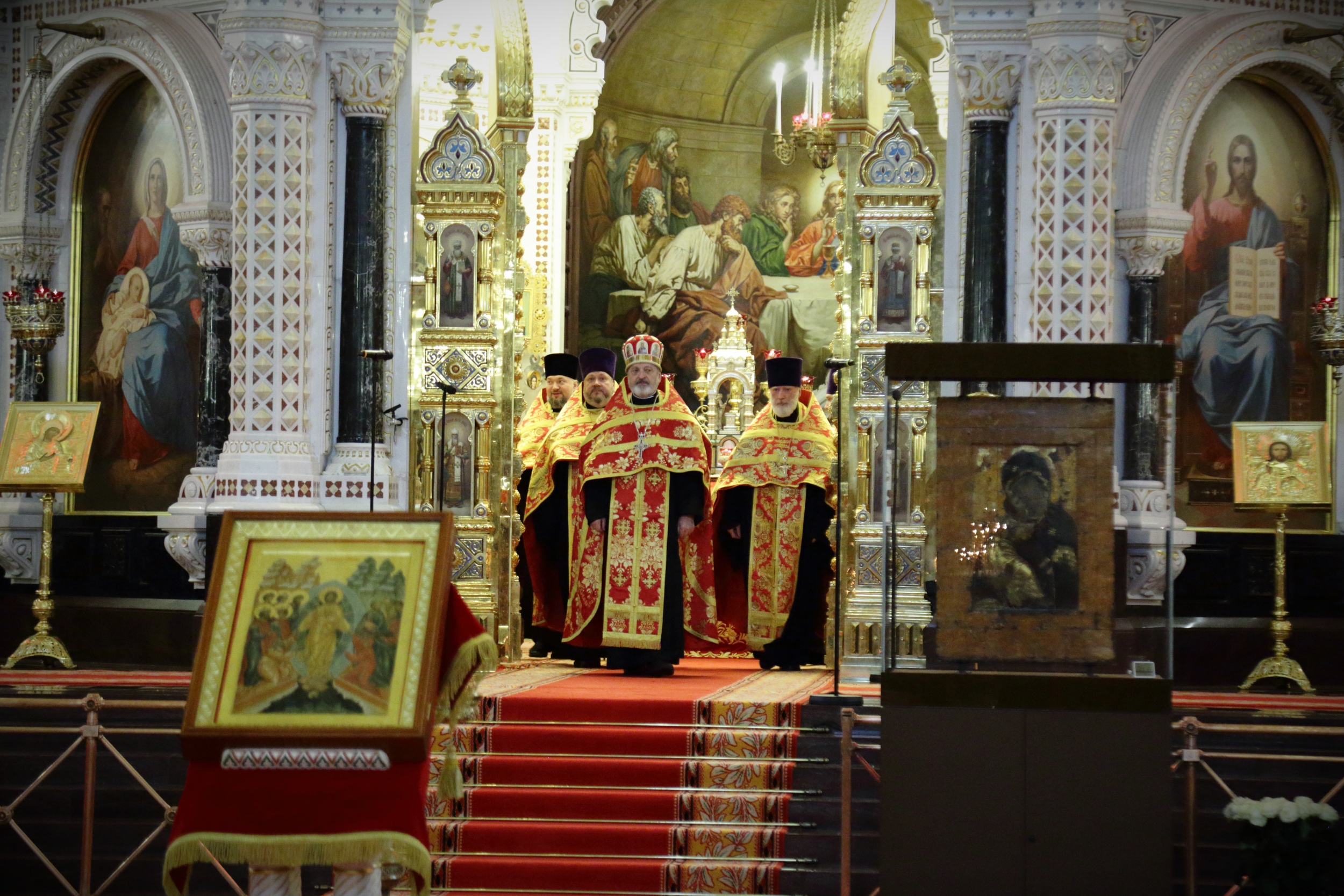 Вечером 18 апреля 2026 года, в канун Недели 2-й по Пасхе, апостола Фомы, Ключарь Храма Христа Спасителя протоиерей Михаил Рязанцев возглавил Всенощное бдение в Кафедральном соборном Храме Христа Спасителя.