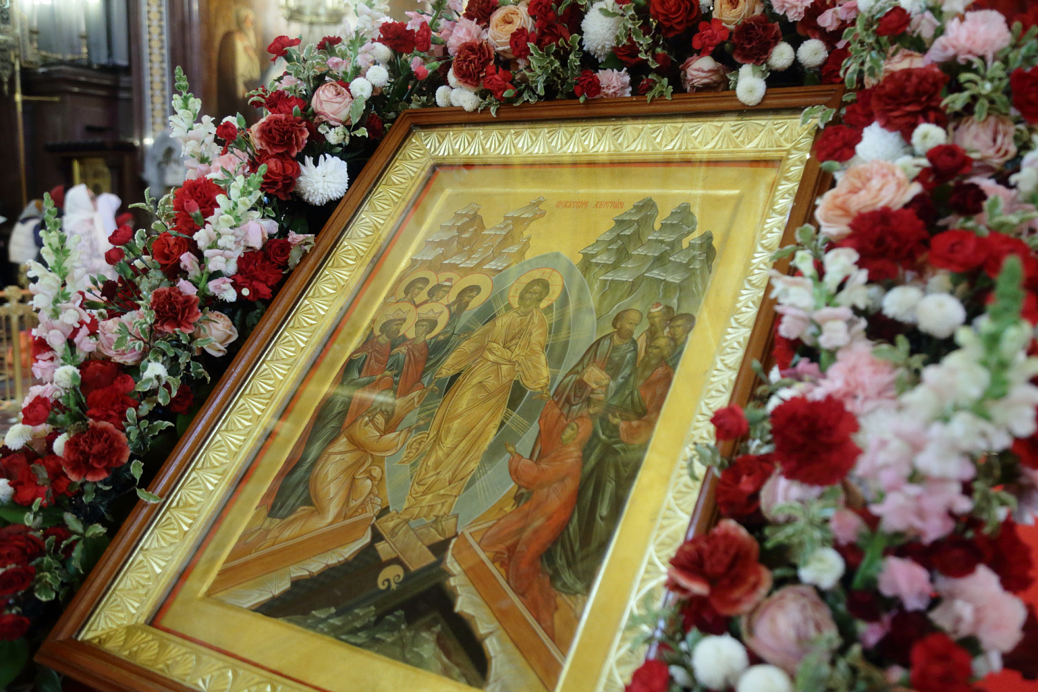 Вечером 13 апреля 2026 года, в Кафедральном соборном Храме Христа Спасителя были отслужены вечерня и утреня Пасхальным чином, которые возглавил Ключарь Храма Христа Спасителя протоиерей Михаил Рязанцев.